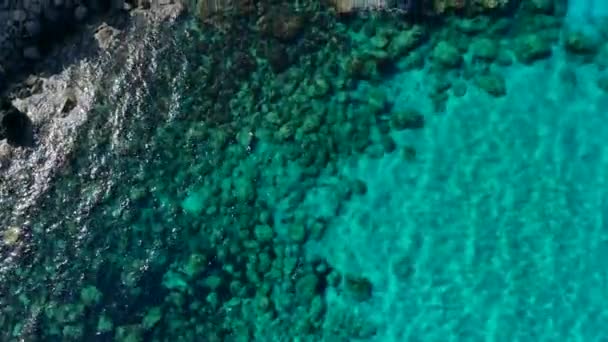 Vue aérienne de l'eau bleue cristalline dans un lagon calme sur le rivage de Chypre — Video