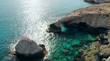 Akdeniz'in kayalık kıyısında aşıklar köprüsünün havadan görünümü, Kıbrıs