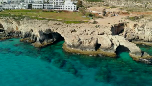 Widok z lotu ptaka jaskiń morskich w skalistym brzegu morza, Ayia Napa, Cypr — Wideo stockowe