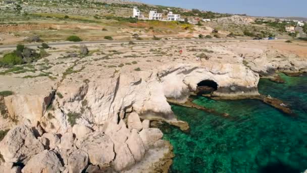 Εναέρια θέα των θαλάσσιων σπηλιών στην βραχώδη ακτή, Αγία Νάπα, Κύπρος — Αρχείο Βίντεο