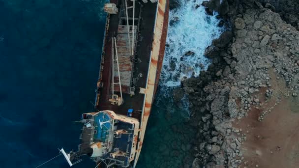 Εγκαταλελειμμένη βάρκα στην ακτή της Μεσογειακής θάλασσας, κορυφαία θέα — Αρχείο Βίντεο