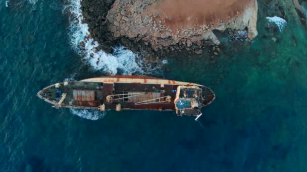 Opuszczona łódź wyrzucona na brzeg Morza Śródziemnego, widok z góry — Wideo stockowe