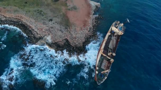Terk edilmiş gemi Akdeniz kıyılarında mahsur kaldı, yukarıdan görünümü — Stok video