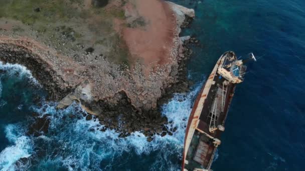 Nave abbandonata bloccata sulle rive del Mar Mediterraneo, vista dall'alto — Video Stock