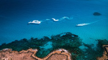Jet skikristal berraklığında mavi deniz boyunca binmek, yukarıdan görünümü