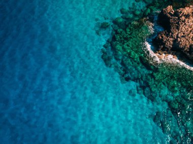 Kristal berraklığında mavi su ile Hava Rocky deniz kıyısı, Kıbrıs, Mavi Lagün
