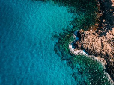 Cape Cavo Greco, Kıbrıs yakınlarındaki kristal berraklığında mavi su ile Hava havai Rocky sahil