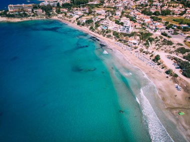Kristal berraklığında su ile Hava güzel plaj, Coral Bay, Kıbrıs