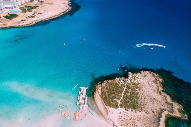 Akdeniz 'de güneşli bir günde bir sürü turistin olduğu güzel bir sahil.