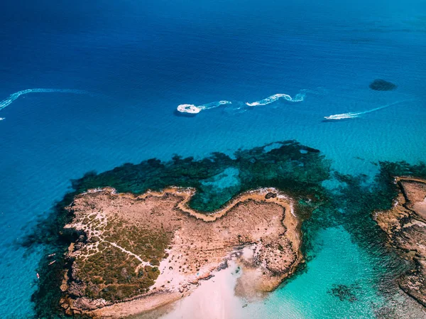 Motos acuáticas paseo a través de mar azul cristalino, vista desde arriba — Foto de Stock