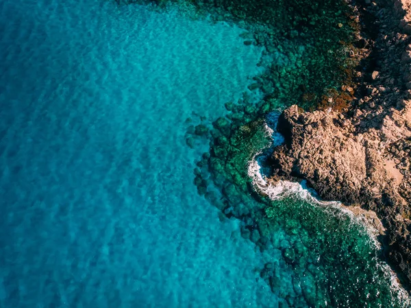 Повітряних повітряних накладних скелястого узбережжя з кришталево чистою блакитною водою біля мису Cavo греко, Кіпр — стокове фото