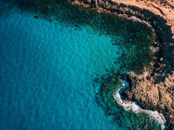 Верхній скелястий берег моря з кришталево чистою блакитною водою, Кіпр, Блакитна Лагуна — стокове фото