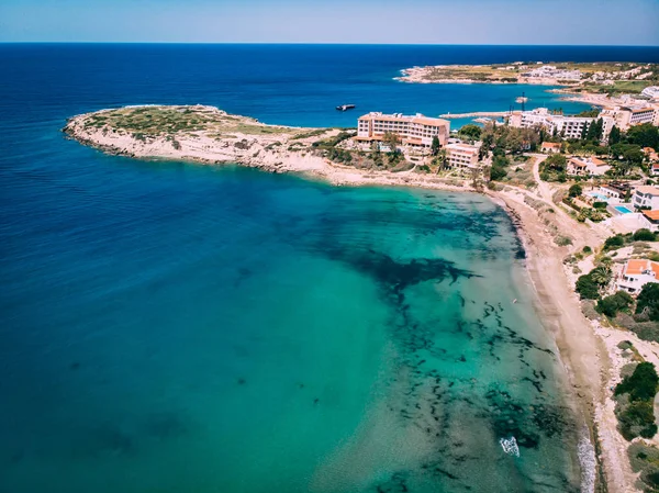 Hermosa playa aérea con aguas cristalinas, Coral Bay, Chipre — Foto de Stock