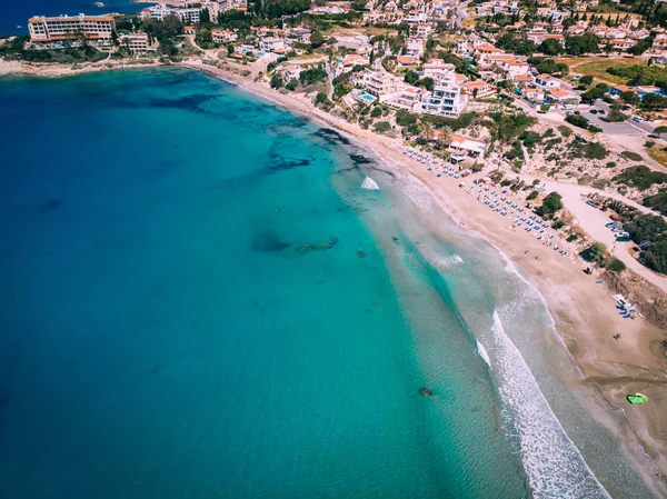 空中美丽的海滩与水晶般清澈的海水，珊瑚湾，塞浦路斯 — 图库照片