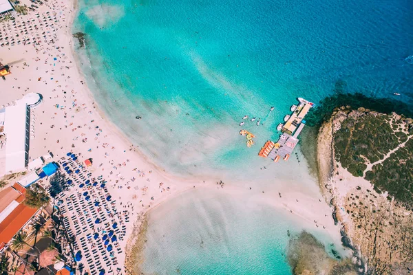 Vista aérea da bela praia de Nissi em Ayia Napa — Fotografia de Stock