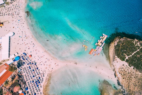 Letecký pohled na krásnou pláž Nissi v Ayia Napa — Stock fotografie