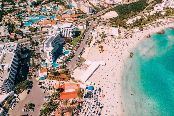 Letecký pohled na krásnou pláž Nissi v Ayia Napa — Stock fotografie