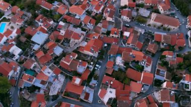 Orta Kıbrıs'ta otantik dağ köyünün kırmızı çatıları üzerinde uçan