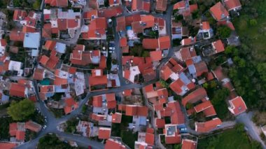 Orta Kıbrıs'ta otantik dağ köyünün kırmızı çatıları üzerinde uçan