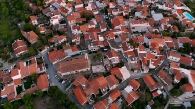 Orta Kıbrıs'ta otantik dağ köyünün kırmızı çatıları üzerinde uçan