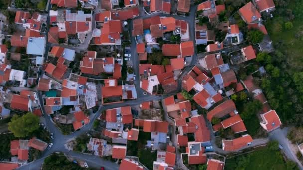Voando sobre telhados vermelhos de autêntica aldeia de montanha no centro de Chipre — Vídeo de Stock