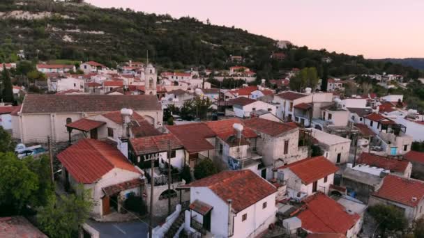 Powstanie nad czerwonymi dachami autentycznej wioski w centralnej części Cypru — Wideo stockowe