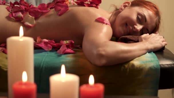 Zufriedene junge Frau entspannt sich nach Massage im Wellness-Salon, Schieberegler erschossen — Stockvideo