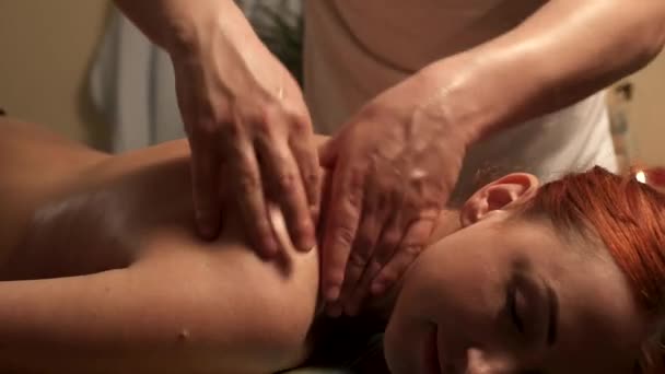 Cuidado corporal. Tratamiento de masaje corporal Spa. Mujer teniendo masaje en el salón de spa — Vídeos de Stock