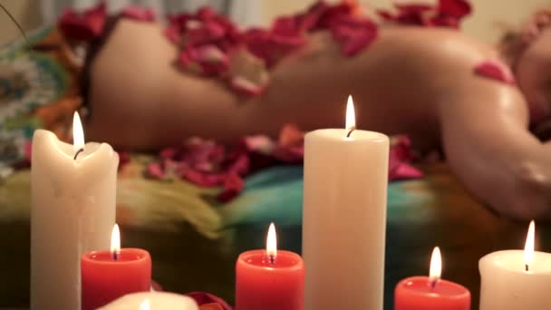 Memnun genç kadın spa salonunda masaj sonrası rahatlar, sürgü çekim — Stok video