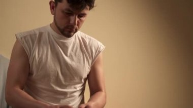 Spa salonunda Masöz masaj masasında bambu tüp kullanarak kadın müşteri masaj olduğunu.