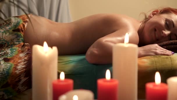Nöjd ung kvinna slappnar av efter massage i Spa Salon, Slider shot — Stockvideo