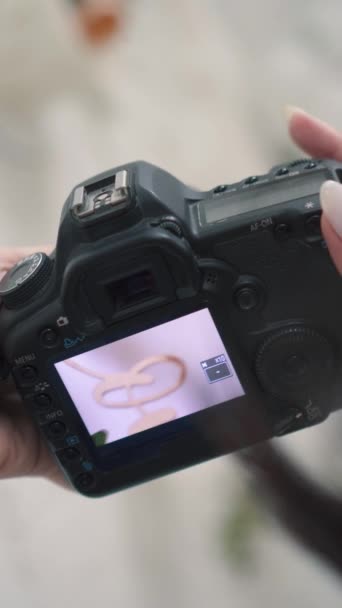 Gedetailleerde close-up van het camerascherm bij het fotograferen versierd taart op witte achtergrond — Stockvideo