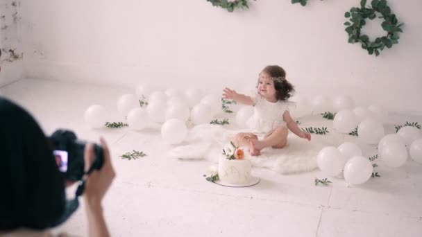 Fotógrafo feminino tira fotos de menina no estúdio de fotos decoradas . — Vídeo de Stock