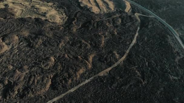 Vista aérea de la superficie rocosa del desierto de la tierra en la isla de Lanzarote — Vídeo de stock