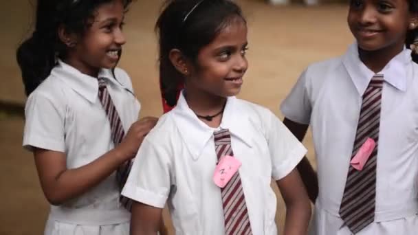 Kandi, Sri Lanka - 2 Şubat 2018: Bir grup kız öğrenci kameraya bakın ve gülümseyin — Stok video