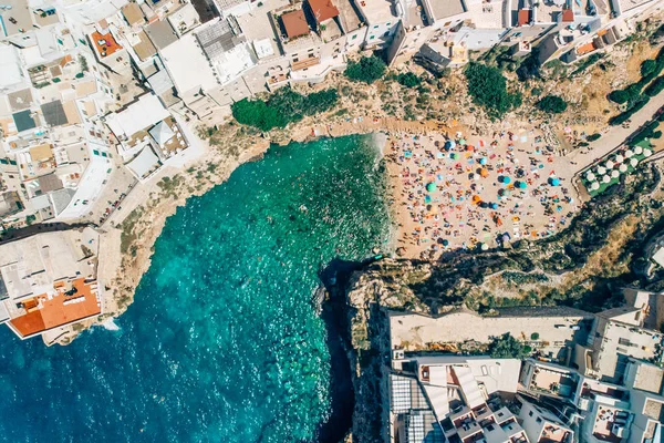 Birçok turist Poliano bir Mare yaz günlerinde plajda dinlenmek, drone atış — Stok fotoğraf