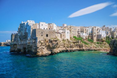 Polignano a Mare'den deniz manzarası ve turistlerle plaj, Puglia, İtalya