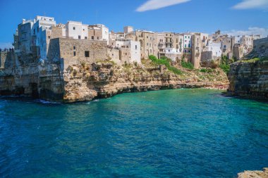 Polignano a Mare'den deniz manzarası ve turistlerle plaj, Puglia, İtalya