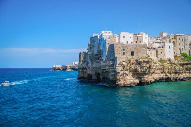 Güneşli yaz gününde Polignano bir Mare Sahili, denizden görünümü