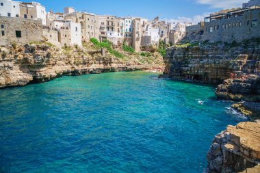 Polignano a Mare'den deniz manzarası ve turistlerle plaj, Puglia, İtalya