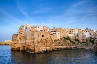 Gün batımında Polignano a Mare, Bari Province, Apulia, Güney İtalya