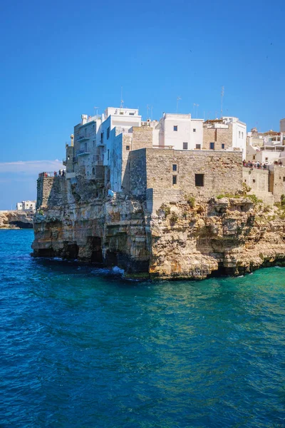 Güneşli yaz gününde Polignano bir Mare Sahili, denizden görünümü
