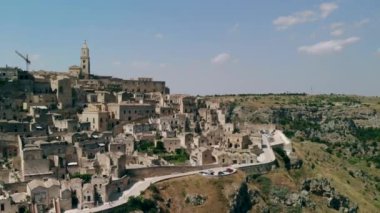 Güneşli bir günde Matera Sassi di Matera antik kentinin havadan görünümü, Basilicata, Güney İtalya