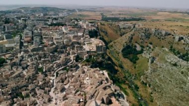 Matera antik kenti üzerinde uçan havadan görünümü, İtalya, Apulia