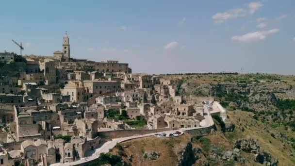 Luftaufnahme der antiken Stadt Matera sassi di matera bei sonnigem Tag, Basilikata, Süditalien — Stockvideo