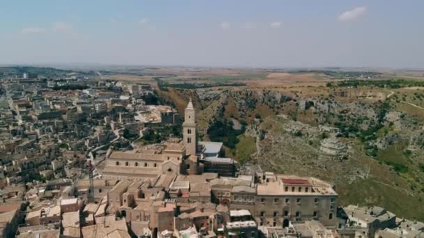 Vista de la antigua ciudad de Matera Sassi di Matera en el día soleado, tiro de dron — Vídeo de stock