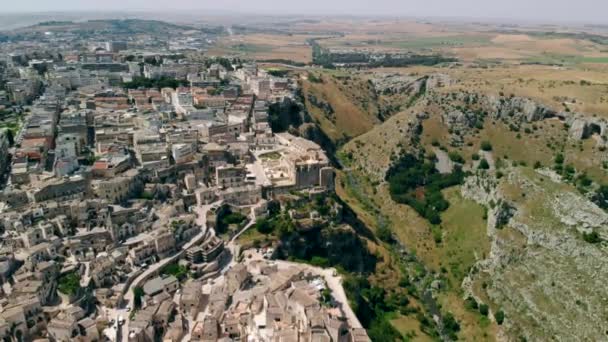 화창한 날, 바실리카타, 이탈리아 남부의 고대 도시 마테라 사시 디 마테라의 조감도 — 비디오