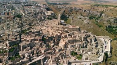 İtalya'nın başkenti Matera'nın etrafında dönen antik kentin havadan görünümü
