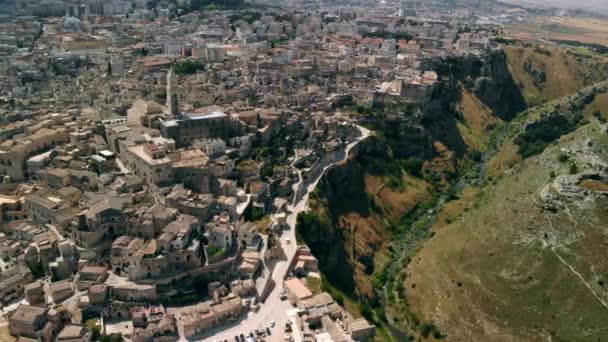 Panoramatický pohled na starověké město Matera v den Sanny, Basilicata, jižní Itálie — Stock video