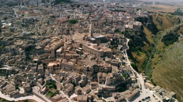 イタリア、都市の周りを回るマテーラの古代の町の航空写真 — ストック動画